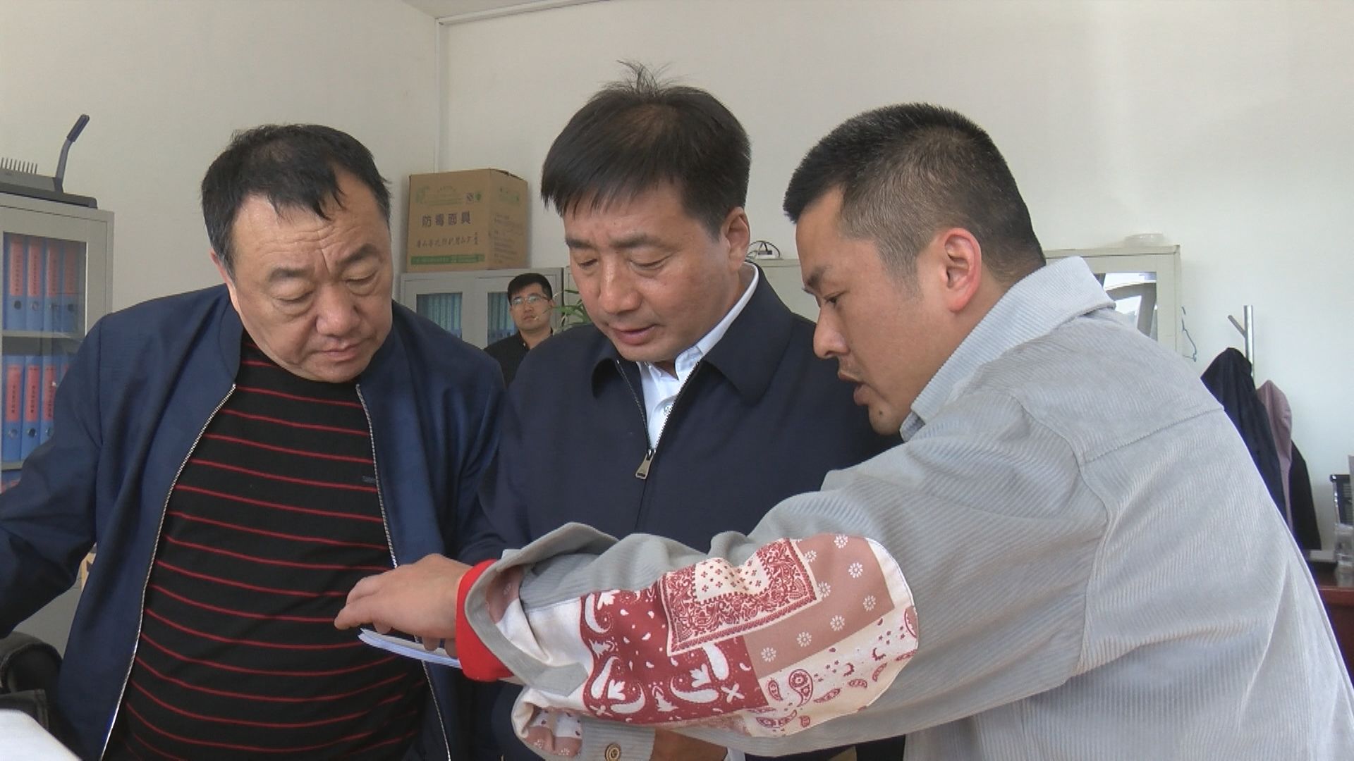 阜蒙县代县长包峰到氟产业开发区调研企业停产情况