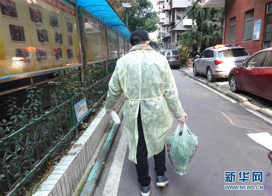（聚焦疫情防控&middot;图文互动）（6）特写：“随着条件改善，我们的信心更足了”——武汉新天地社区干部走访记
