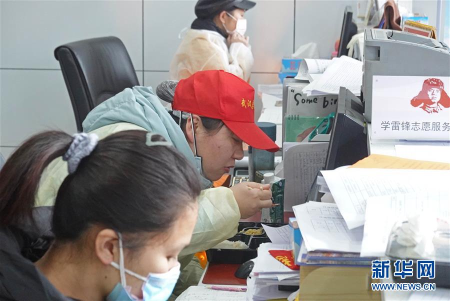 （聚焦疫情防控&middot;图文互动）（5）特写：“随着条件改善，我们的信心更足了”——武汉新天地社区干部走访记