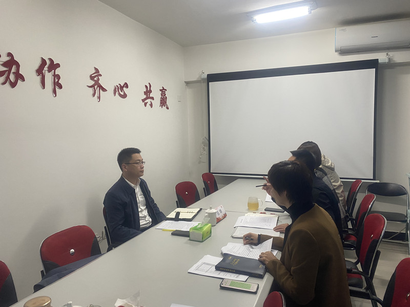 10.18郑晔到区商务局调研指导工作1.jpg