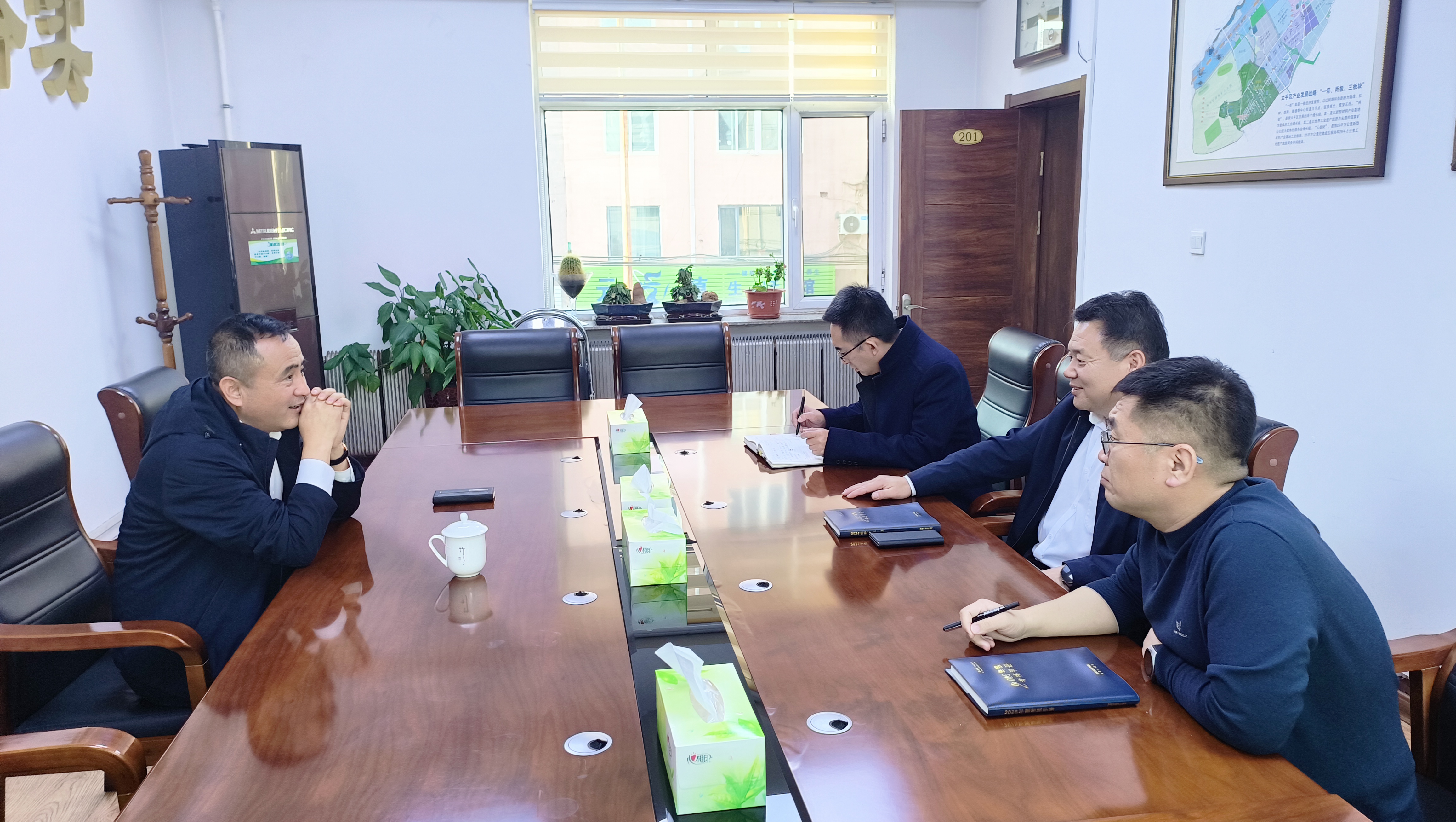 2.12张雪峰与企业对接洽谈项目合作.jpg